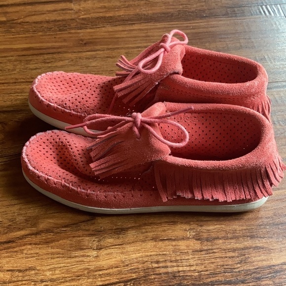 Minnetonka perforated leather fringe booties size 6.5 - Picture 4 of 10